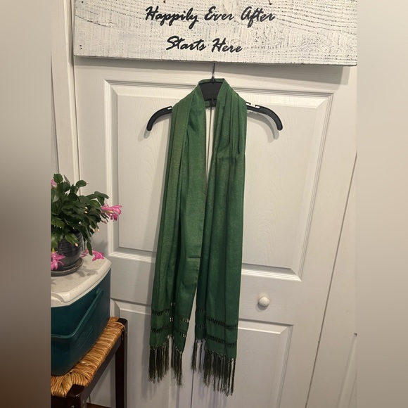 Long Emerald Green Scarf With Quality Fringe Detailing on Both Ends - Picture 3 of 4